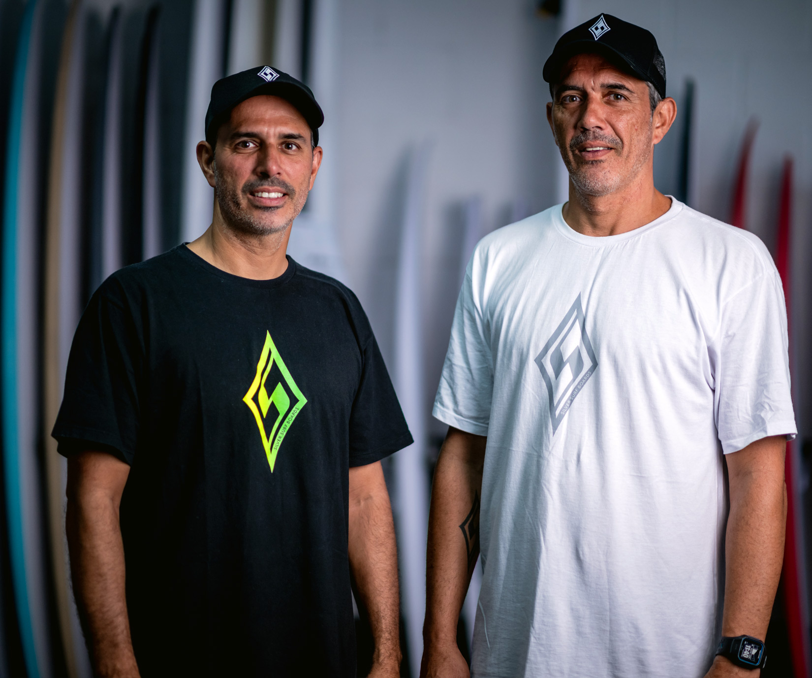 Adriano-Teco-e-Sylvio-Tico-Silver-Surf-Surfboards-Shapers-Foto-Marcelo-Maragni-1